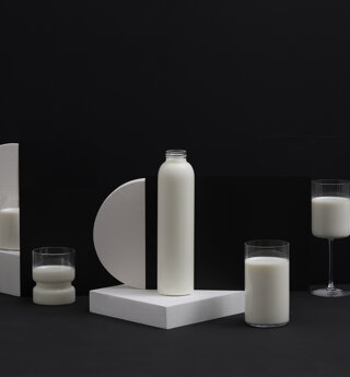 Still life di semplici oggetti in bianco e nero