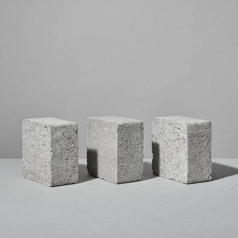 Still life con tre elementi in cemento grigio disposti in modo trasversale