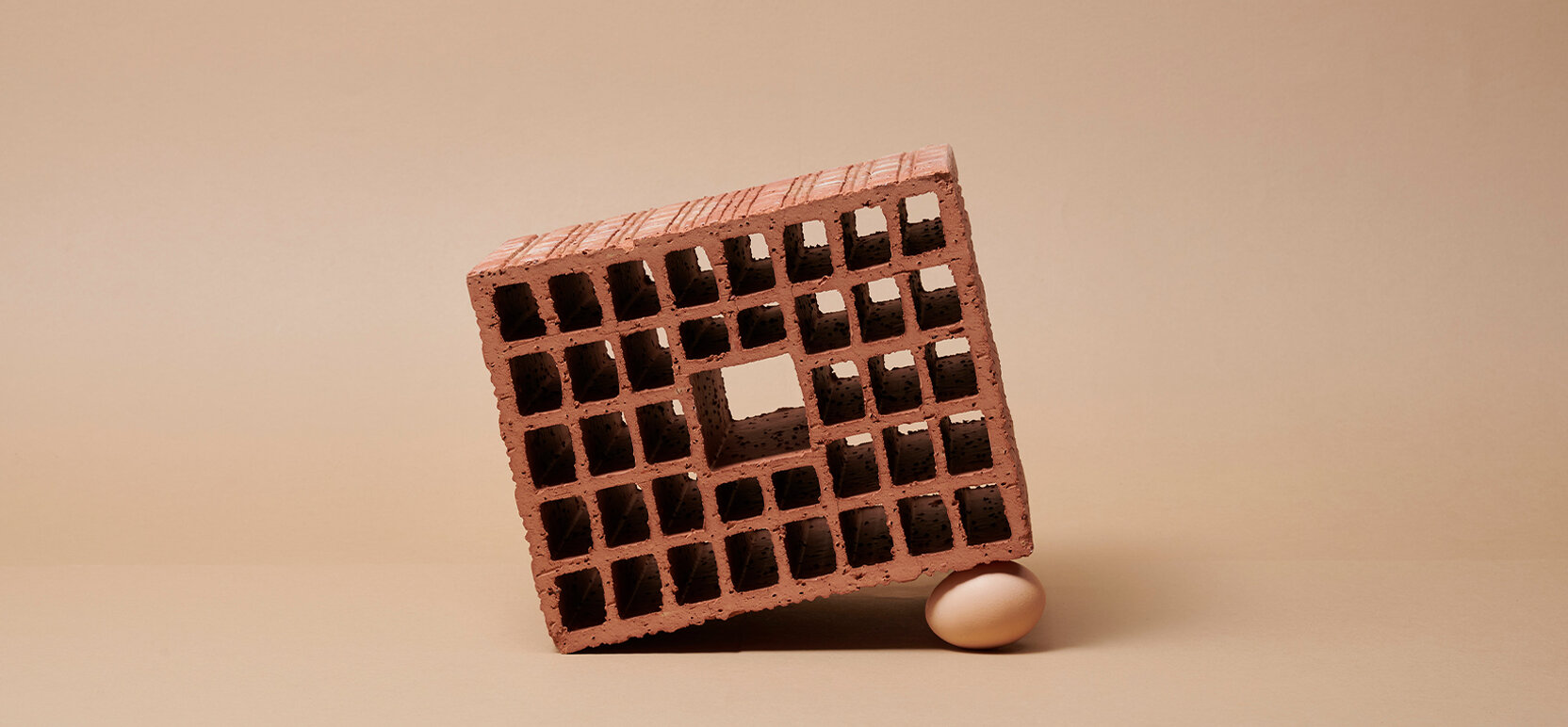 Still life di un mattone con uovo