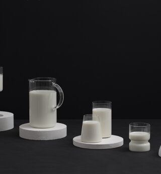 Still life di oggetti disposti in diagonale in bianco e nero