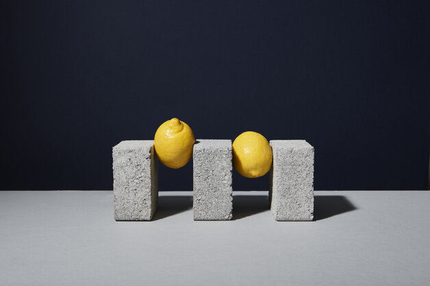 Still life di limoni su fondo blu