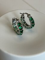 orecchini-a-cerchietti-pietre-verdi