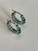 orecchini-a-cerchietti-pietre-verdi