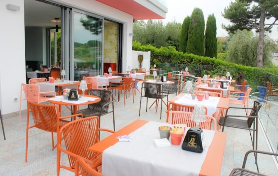 esterno bistrot.jpeg esterno bistrot.jpeg