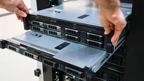 installing-hardware-for-blade-server-vs-rack-server-500x281