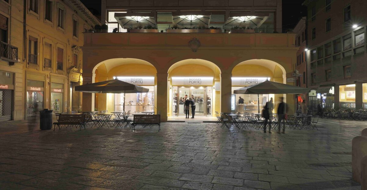 bottega-portici-2-torri-esterno-min-min-1-2048x1062
