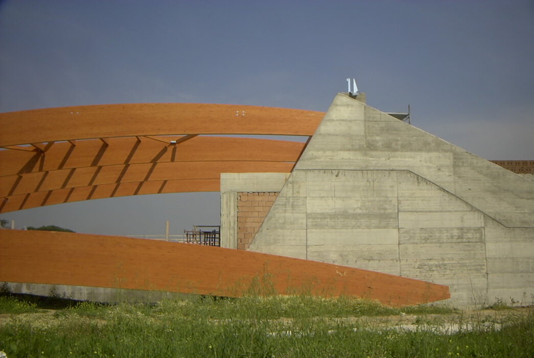 travi in legno lemellare per la costruzione della copertura della sala principale 