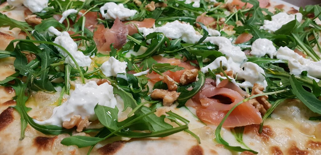 con Rucola, Salmone, Noci e Stracciatella di Bufala