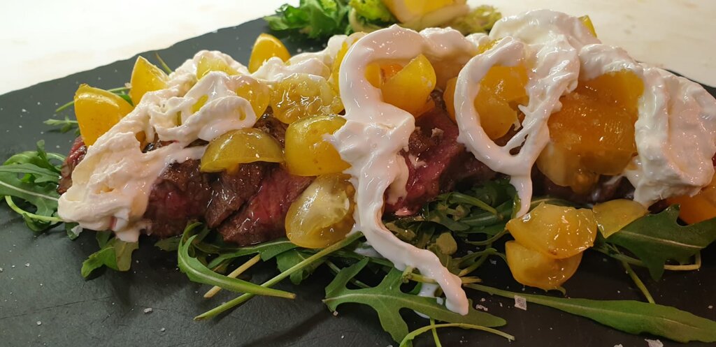 Su letto di Rucola con Pomodorini Gialli Sicialiani e Stracciatella di Bufala