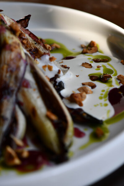 Radicchio bbq, creme fraiche, riduzione di vino, olio al dragoncello, frutta secca Radicchio bbq, creme fraiche, riduzione di vino, olio al dragoncello, frutta secca