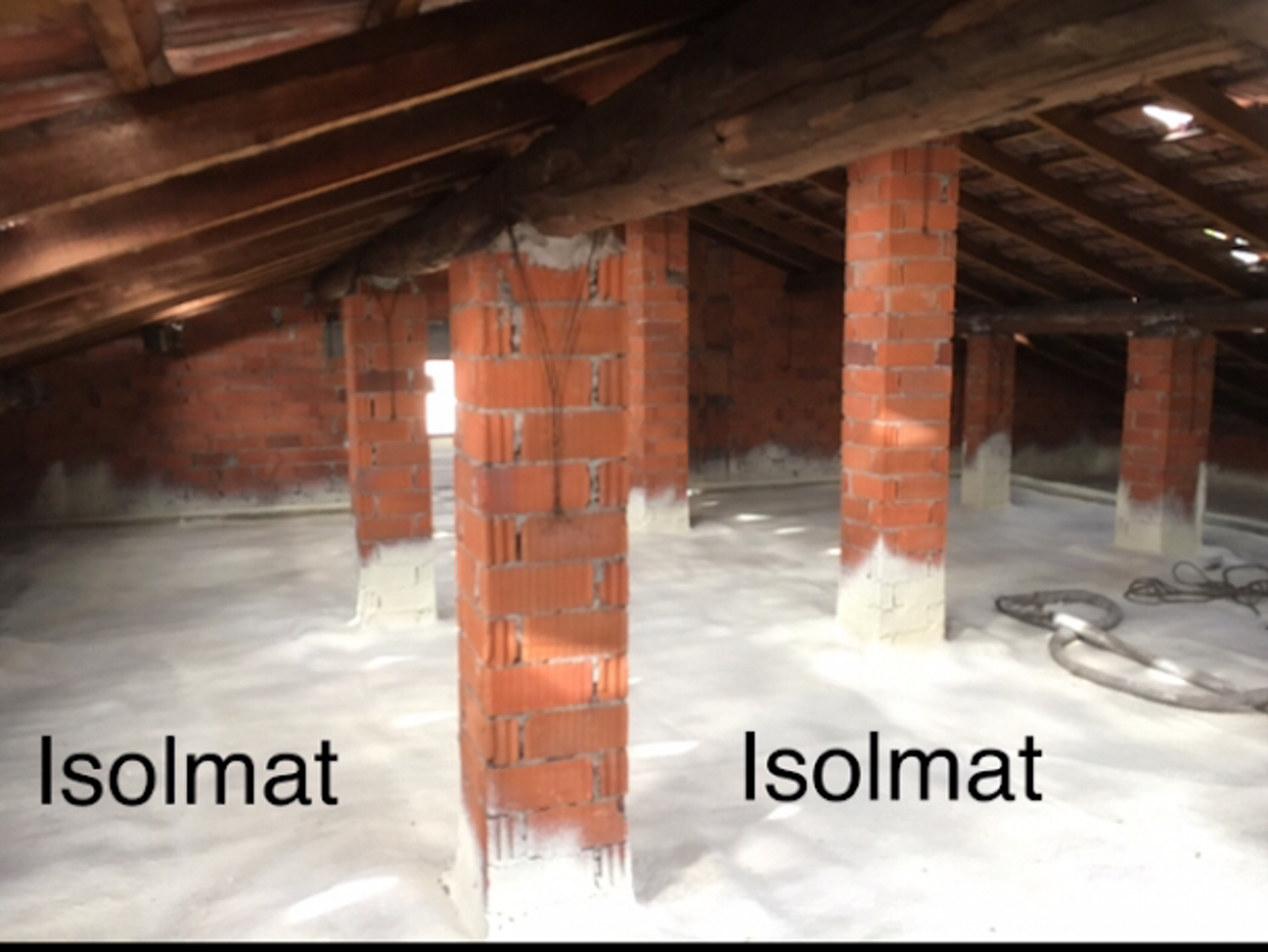 poliuretano a spruzzo applicato su sottotetto per miglior isolamento termico