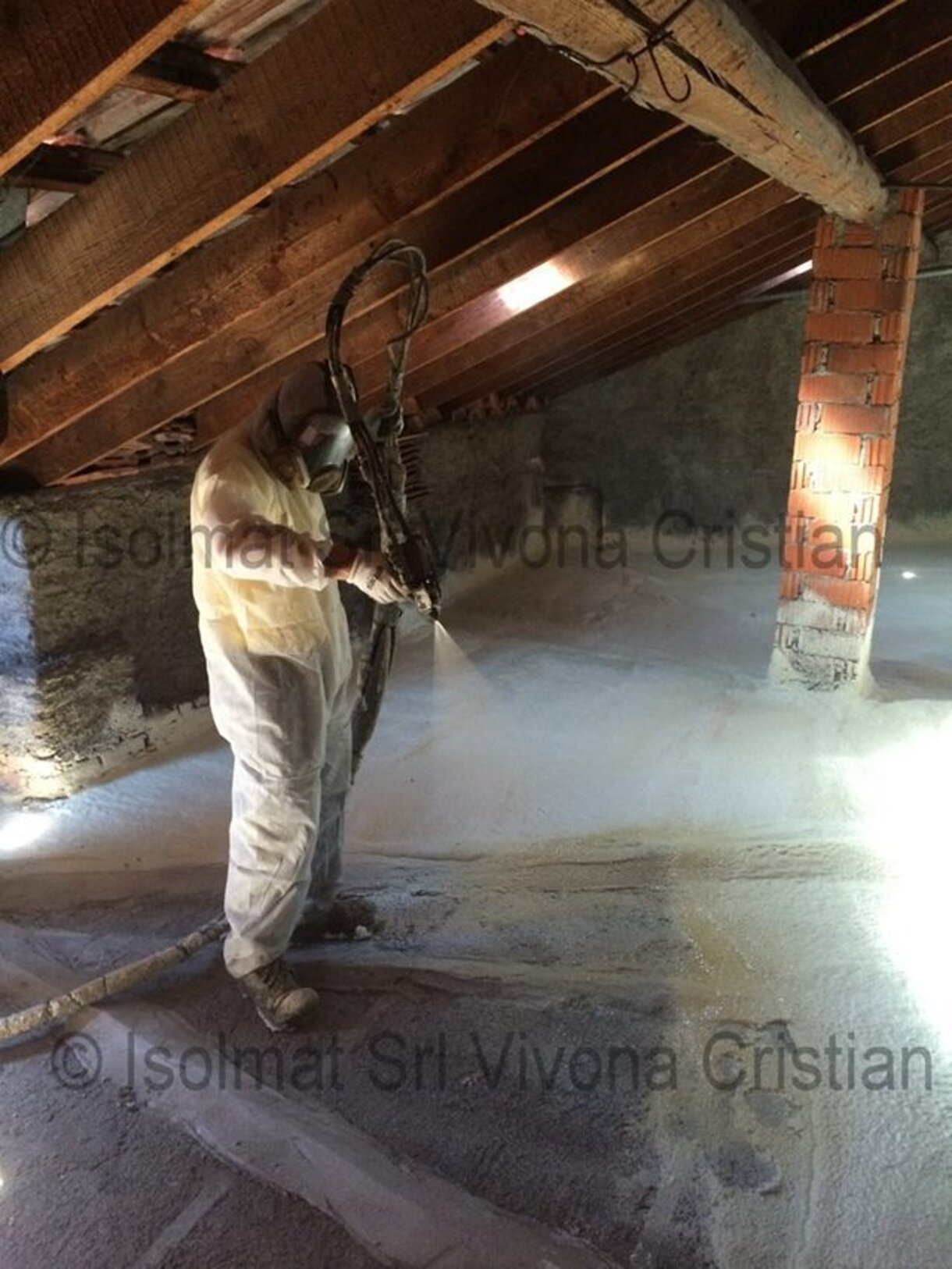 ISOLAMENTO SOTTOPAVIMENTO SOPRA IMPIANTI CON POLIURETANO A SPRUZZO