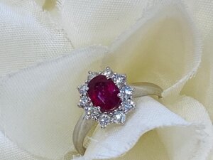 rubino naturale, diamanti e oro 18 kt