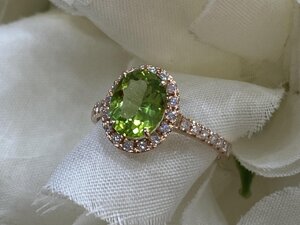 anello in oro, peridoto e diamanti naturali