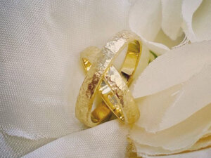 Fedi con lavorazione martellata