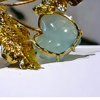 Gioielleria Fugazzi Bocciarelli. Spilla in oro giallo con acquamarina e cristallo di rocca Gioielleria Fugazzi Bocciarelli. Spilla in oro giallo con acquamarina e cristallo di rocca
