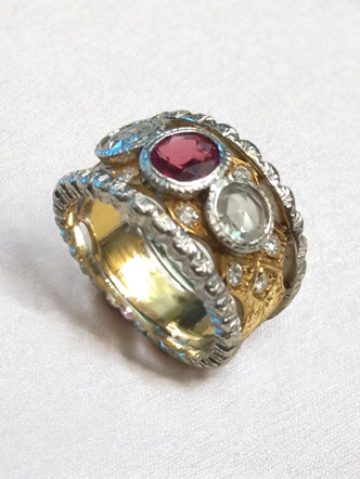 Gioielleria Fugazzi Bocciarelli. Anello stile impero in oro giallo, bianco, rubino e diamanti Gioielleria Fugazzi Bocciarelli. Anello stile impero in oro giallo, bianco, rubino e diamanti