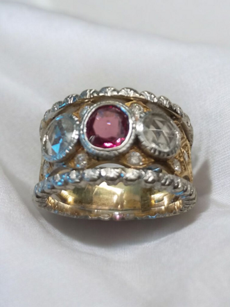 Gioielleria Fugazzi Bocciarelli. Anello stile impero in oro giallo, bianco, rubino e diamanti Gioielleria Fugazzi Bocciarelli. Anello stile impero in oro giallo, bianco, rubino e diamanti