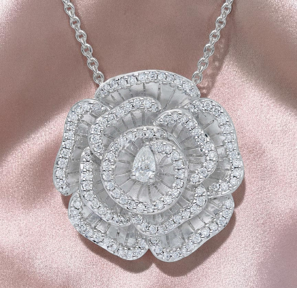 Gioielleria Fugazzi Bocciarelli. Ciondolo a forma di fiore in oro bianco e diamanti Gioielleria Fugazzi Bocciarelli. Ciondolo a forma di fiore in oro bianco e diamanti