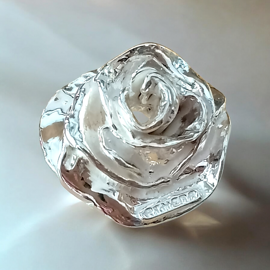 Gioielleria Fugazzi Bocciarelli. Anello in argento a forma di rosa Gioielleria Fugazzi Bocciarelli. Anello in argento a forma di rosa