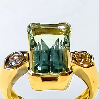 Gioielleria Fugazzi Bocciarelli. Anello in oro giallo con acquamarina e diamanti Gioielleria Fugazzi Bocciarelli. Anello in oro giallo con acquamarina e diamanti