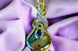 Gioielleria Fugazzi Bocciarelli. Catena e ciondolo in oro, zaffito e diamanti. Gioielleria Fugazzi Bocciarelli. Catena e ciondolo in oro, zaffito e diamanti.