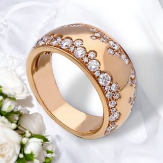 Gioielleria Fugazzi Bocciarelli. Anello a fascia in oro rosa e diamanti