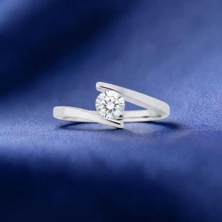 Gioielleria Fugazzi Bocciarelli. Anello solitario oro bianco e diamanti