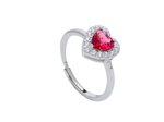 anello-in-argento-con-centrale-a-forma-di-cuore-e-contorno-in-zirconi
