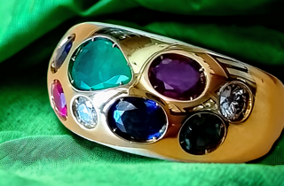 Gioielleria Fugazzi Bocciarelli. Anello in oro e pietre multicolore. Gioielleria Fugazzi Bocciarelli. Anello in oro e pietre multicolore.