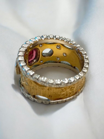 Gioielleria Fugazzi Bocciarelli. Anello stile impero in oro giallo, bianco, rubino e diamanti Gioielleria Fugazzi Bocciarelli. Anello stile impero in oro giallo, bianco, rubino e diamanti