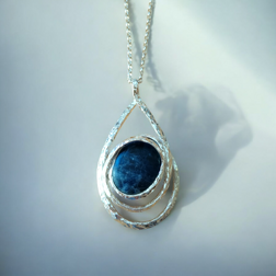 Gioielleria Fugazzi Bocciarelli. Catena e ciondolo in argento e lapislazzuli Gioielleria Fugazzi Bocciarelli. Catena e ciondolo in argento e lapislazzuli