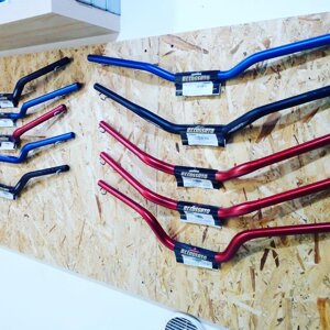 manubrio-accossato-a-sezione-variabile-diametro-285-mm-in-alluminio-con-paracolpi