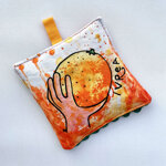 presina-carnevale-di-ivrea-con-mano-e-arancia