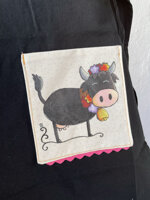 grembiule-nero-con-mucca