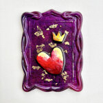 cuore-e-corona-con-cornice-viola-resin-art