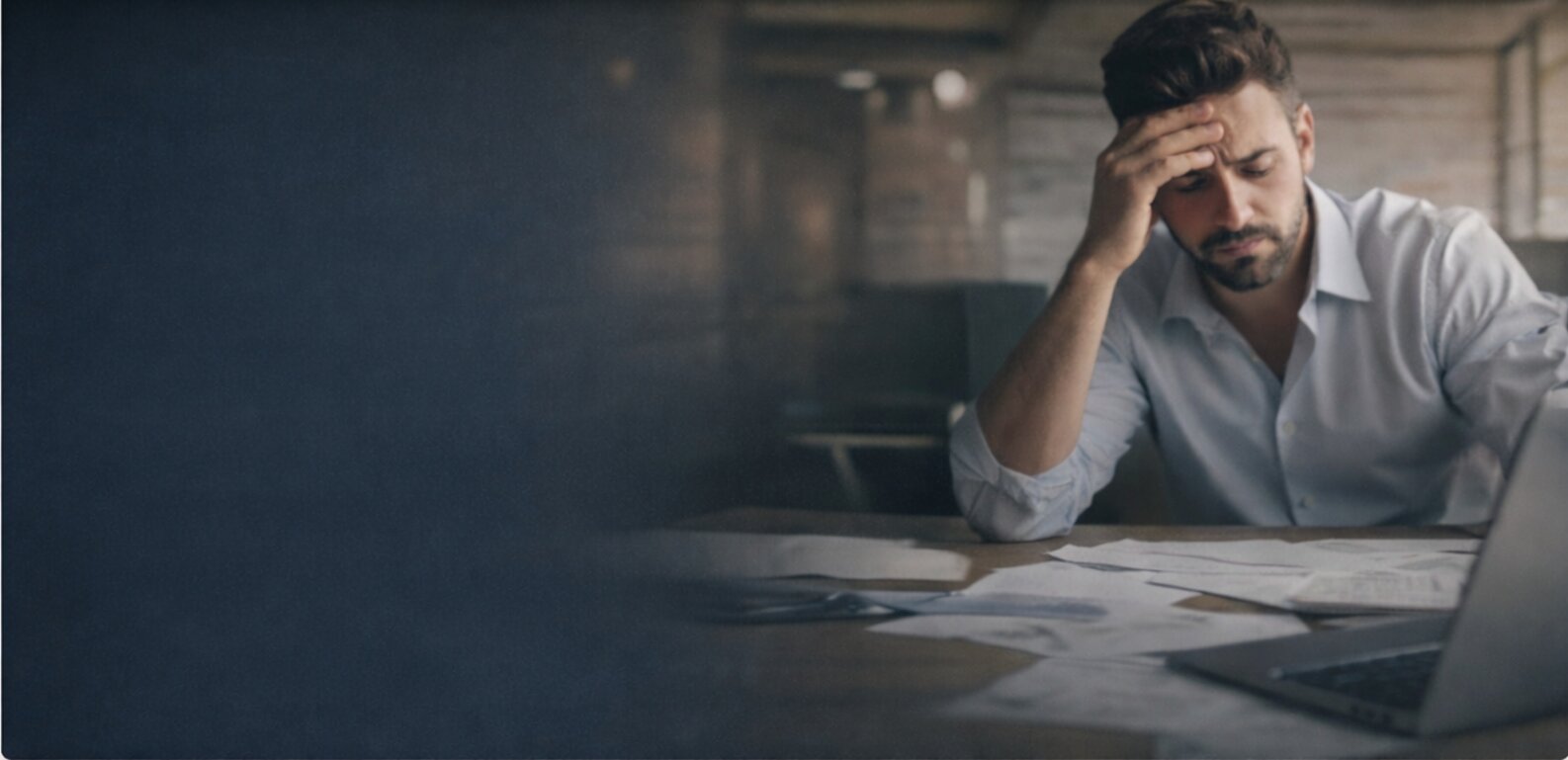 uomo stressato in un ufficio moderno.jpeg uomo stressato in un ufficio moderno.jpeg