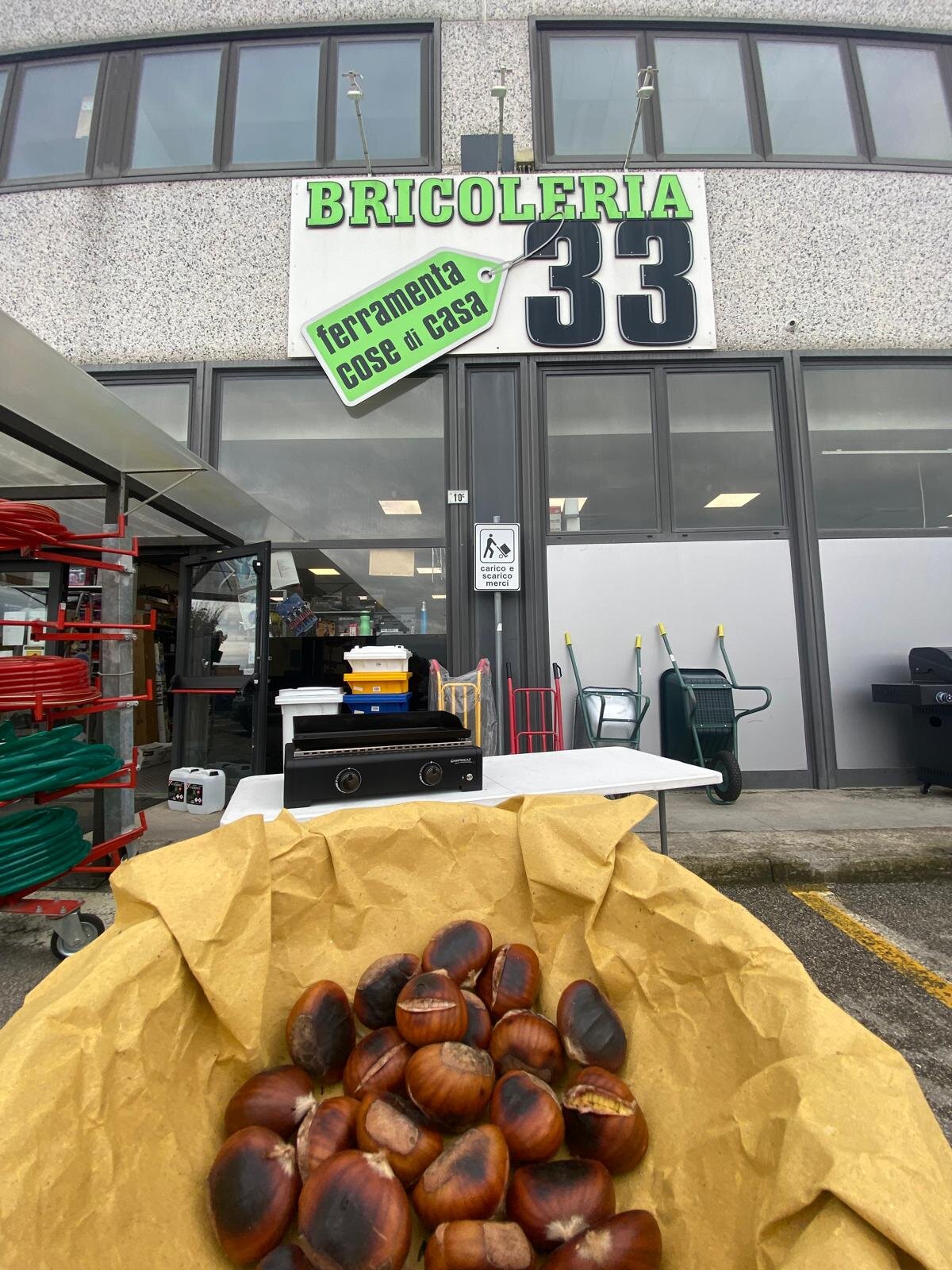 Ti è mai capitato di sentire quel profumo di castagne e fumo che sa d’autunno? Ti è mai capitato di sentire quel profumo di castagne e fumo che sa d’autunno?