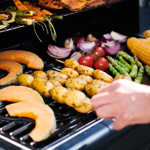La grigliata perfetta parte da qui! Barbecue, accessori e consigli per rendere ogni grigliata un evento speciale. Solo da Bricoleria33.