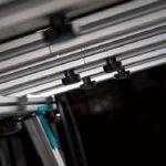 banco-da-lavoro-con-gambe-pieghevoli-e-guide-regolabili-realizzato-in-alluminio