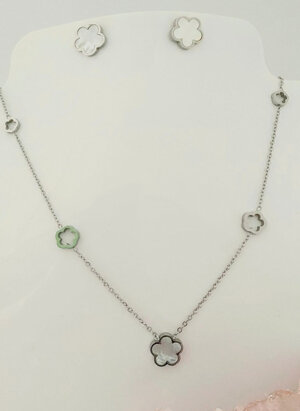 set-di-orecchini-e-collana