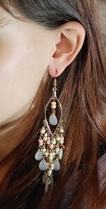 orecchini-chandelier-con-perle-bianche-e-verdi