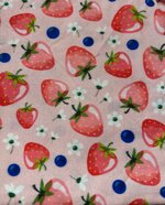 stoffa-fragole-e-mirtilli-fondo-rosa