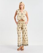 cordinato-gilet-e-pantaloni-con-ricami-neri