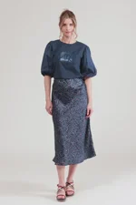 maglietta-con-manica-a-sbuffo-blu-marino-logata