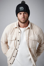 berretto-con-pompon-unisex-nero-con-patch-personalizzazione-logo-ricamato-ihs-art-b443