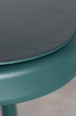 set-da-esterno-di-un-tavolo-alto-e-2-sgabelli-in-alluminio-ker