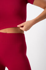 completo-sportivo-donna-in-tessuto-tecnico-cross-crop-top-leggings-cherry-heart-and-soul