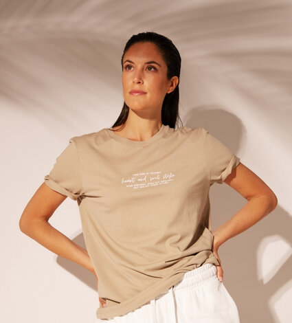 foto%20heart%20and%20soul%20-%20lookbook%20-%20isle%20of%20wight%20-%20felpa%20white.jpeg foto%20heart%20and%20soul%20-%20lookbook%20-%20isle%20of%20wight%20-%20felpa%20white.jpeg