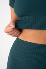 completo-sportivo-donna-in-tessuto-tecnico-cross-crop-top-leggings-forest-green-heart-and-soul